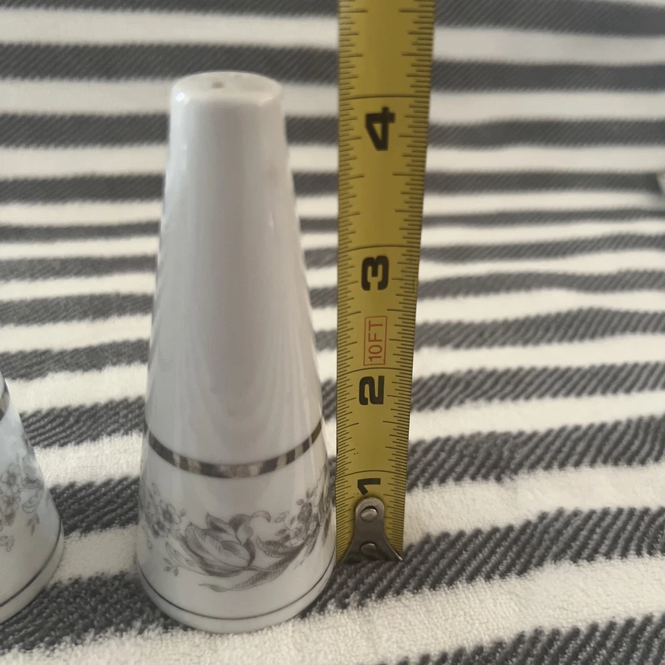 Elegante conjunto de sal e pimenta floral de porcelana feito no Japão - Imagem 4 de 4