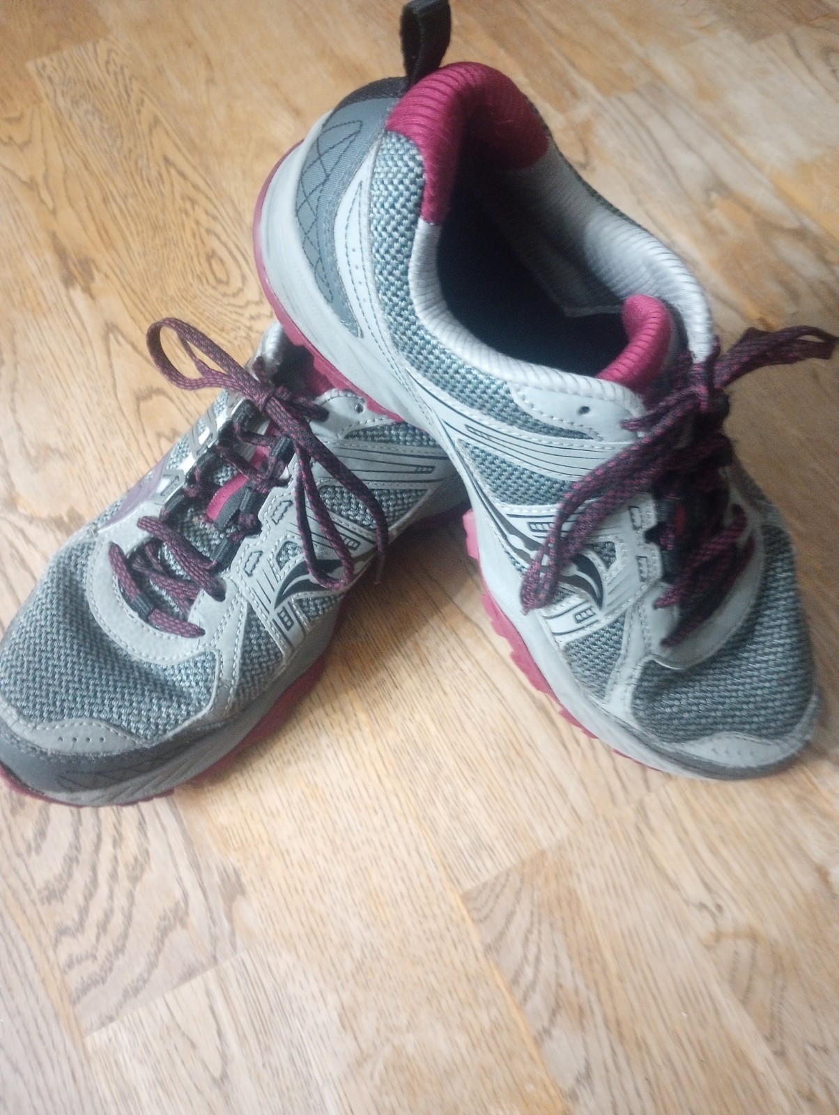 Saucony Women's S15426-5 Size 8.5 Athletic Sneakers Gray w/maroon. thumbnail 3