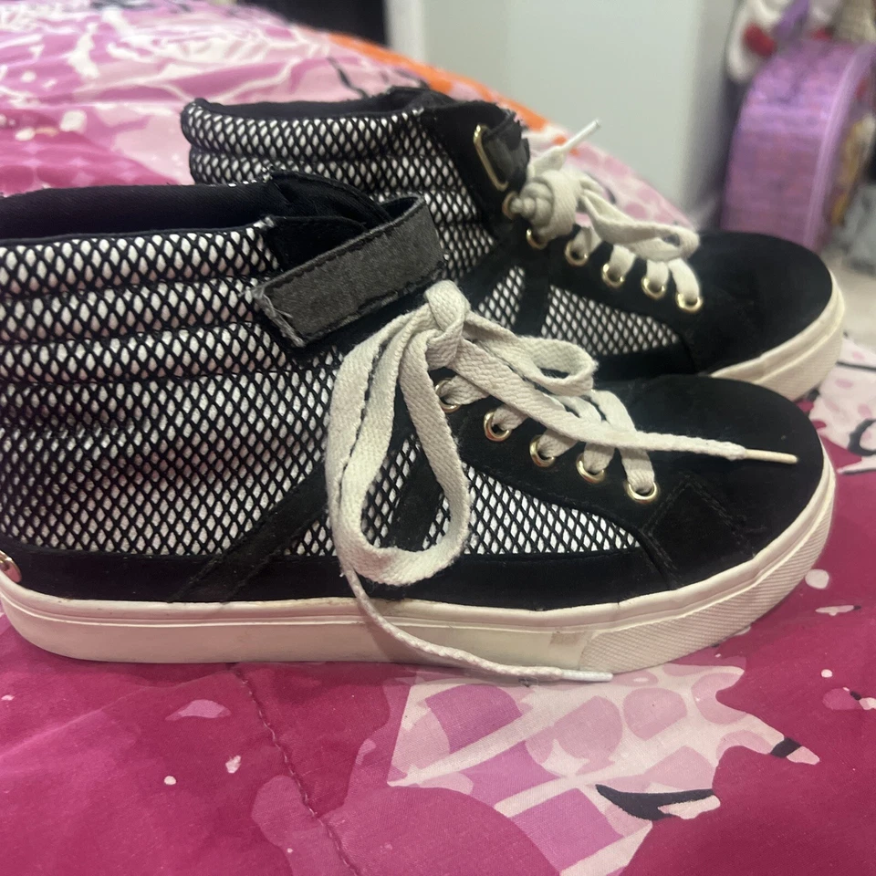 Rejilla de gamuza blanca y negra Juicy Couture 6 M herrajes de color dorado Foto 3 de 4