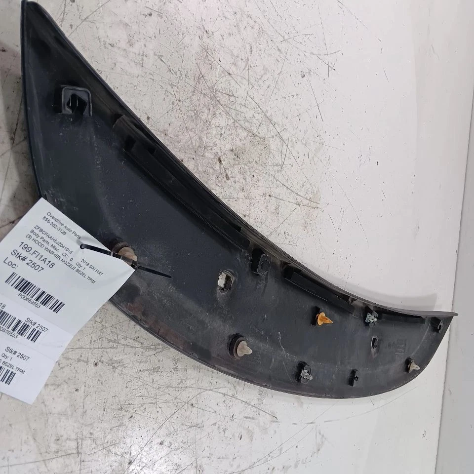 Tapicería bisel boquilla lavadora capó Fiat 500 2018 Foto 2 de 4