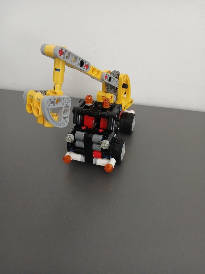 LEGO Technic 42031 Cherry Picker, photo 4 of 4