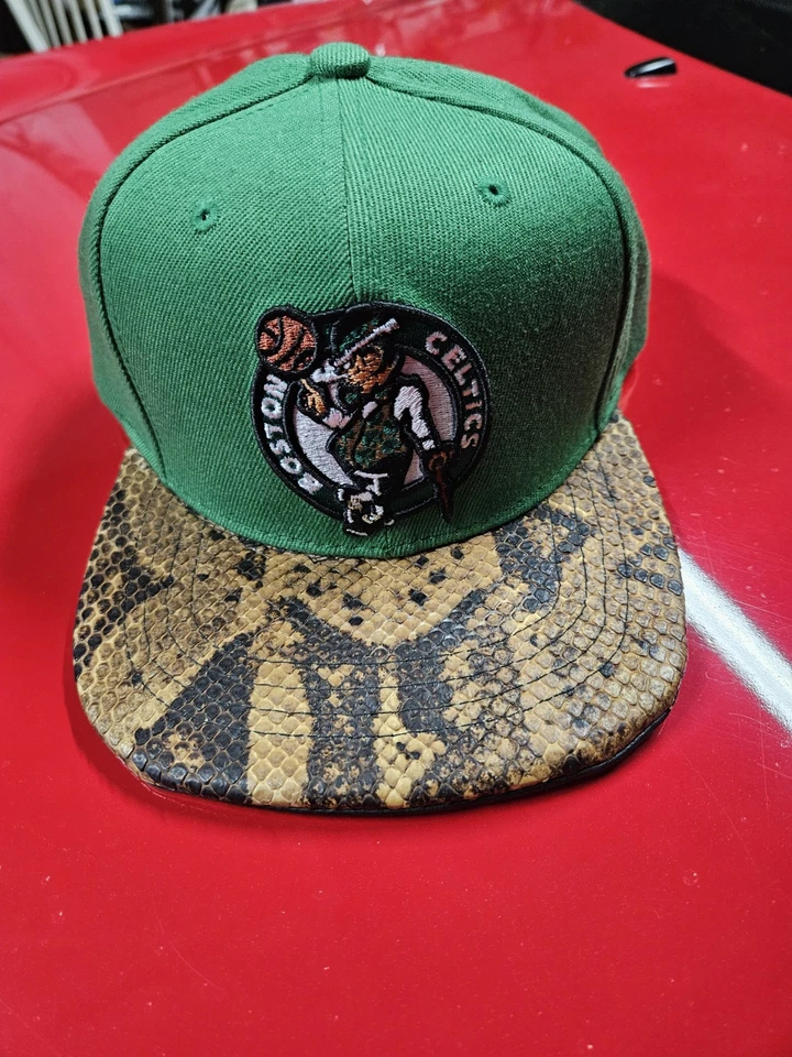 Sombrero con correa de piel de serpiente Boston Celtics, como sombreros Just Don Foto 2 de 4
