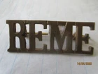 BRITISH ARMY - ROYAL ELECTRICAL MECHANICAL ENGINEERS WW2 BRASS SHOULDER TITLE
