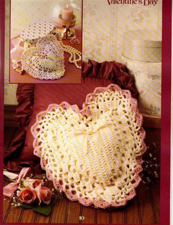 VINTAGE LEISURE ARTS HOLIDAY BAZAAR 28 PROJECTS FOR CHRISTMAS & MORE - Image 2 of 4