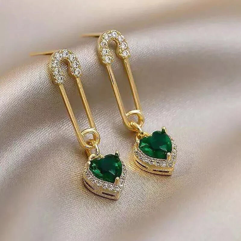 Pendientes colgantes de corazón de esmeralda simulada con corazón de 3 quilates enchapados en oro amarillo de 14 k Foto 3 de 4