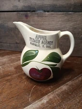WATT POTTERY 3 LEAF APPLE ADVERTISING PITCHER TEXACO AGENCY REFIELD  S DAKOTA 
