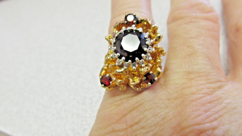Beautiful Estate Ring Garnets & Diamonds 10k Gold size 7   Must See 