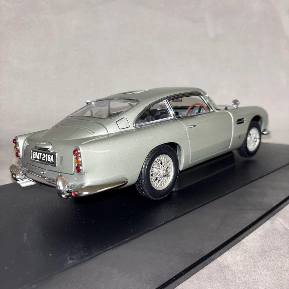 Aston Martin DB5 With Weapons Broken James Bond Version 007 AUTOArt 1/18 70021 - Immagine 4 di 4