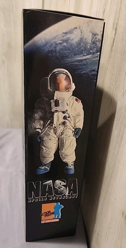 Dragon 1/6 - NASA APOLLO ASTRONAUT "BUCK" w/ First Step moon base & US Flag - Picture 13 of 13