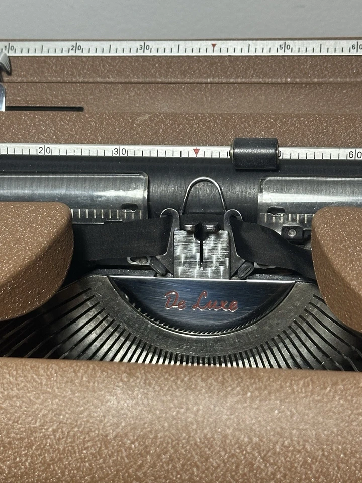 Antique 1958 Brown Olympia DeLuxe SM3 Vintage Typewriter  #1051274 - Image 3 of 4