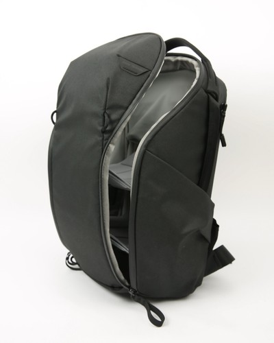 Mochila de uso diario Peak Design con cremallera (15L, negra) con divisores de configuración múltiple - Imagen 4 de 12