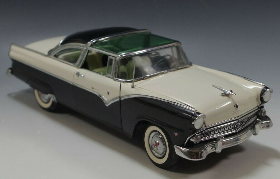 DANBURY MINT 1955 FORD FAIRLANE CROWN VICTORIA WHITE/BLACK 1:24