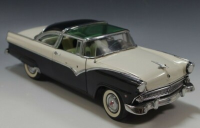 DANBURY MINT 1955 FORD FAIRLANE CROWN VICTORIA WHITE/BLACK 1:24