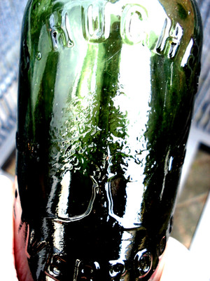 SCHÖNE BILDHAFTE GRÜNE BIERFLASCHE '' SCHÖNE EICHE '' MARKE.