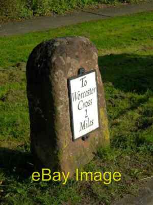 Foto 6x4 2 Meilen nach Worcester Cross Meilenstein auf der Hallow Road am Rand c2008