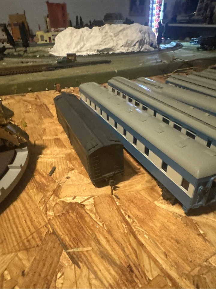 Ho Rivarossi Passenger Car Lot Lighted With Figures - Image 2 of 4