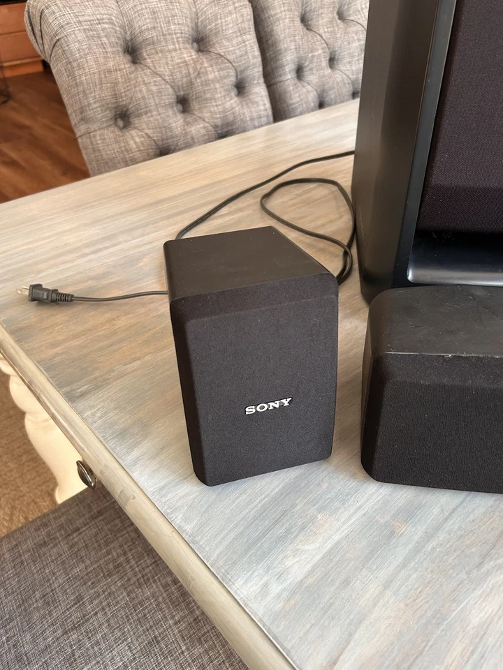 Superwoofer activo Sony SA-W305 y altavoces envolventes SS-CN15 centrales SS-SR15 Foto 2 de 4