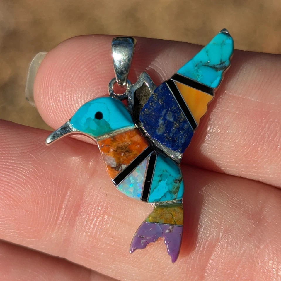 Colgante colorido con incrustaciones de múltiples piedras preciosas y ópalo colibrí de plata de ley Foto 4 de 4