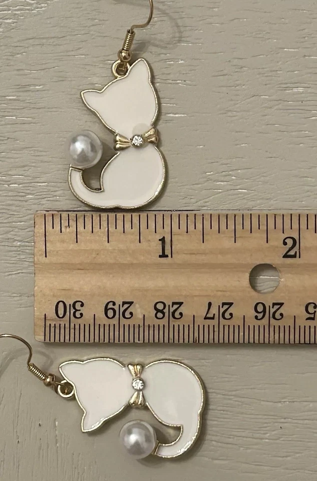 Pendientes colgantes Betsey Johnson blanco estrás perla gatito gato nuevos con etiquetas—solo quedan 2 Foto 3 de 4