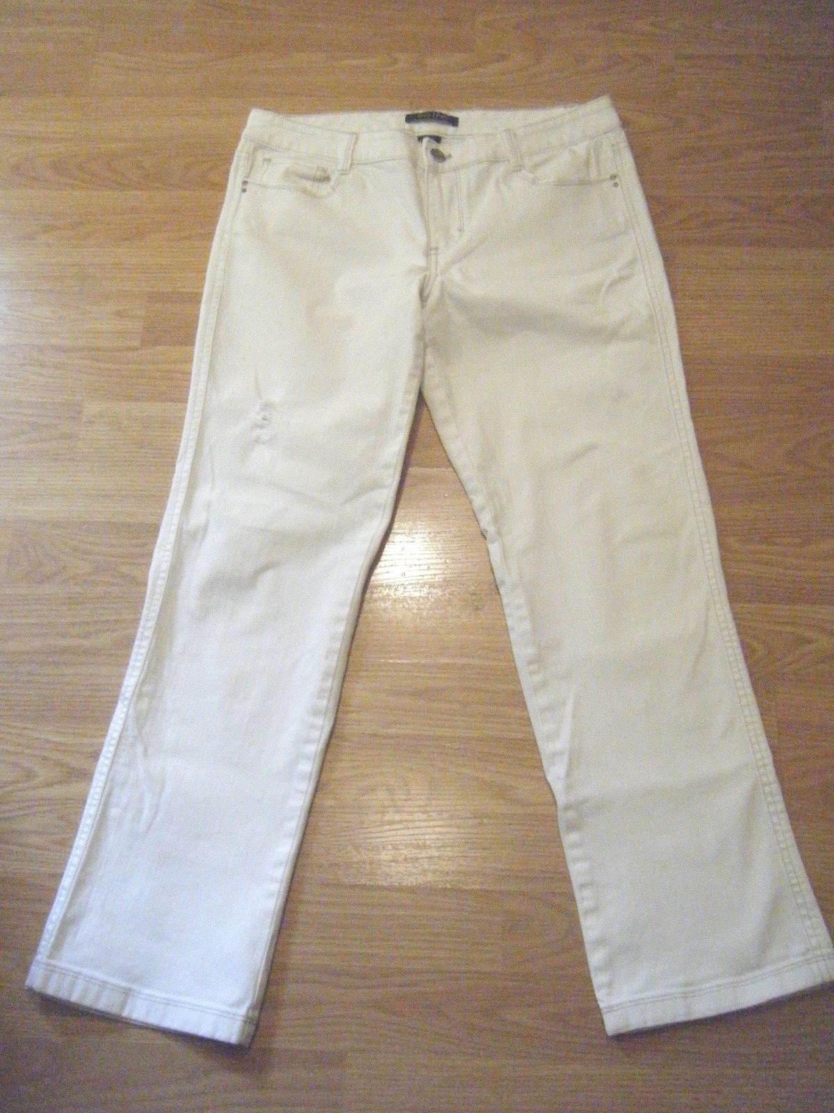 WHITE HOUSE BLACK MARKET BLANC WHITE DISTRESSED STRETCH JEAN CAPRIS