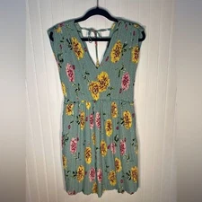 GiGio USA v-neck floral, pleated, mini dress with cut out in back. Size Small.