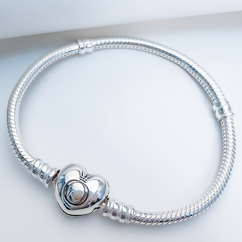 Authentic PANDORA Moments Bracelet 