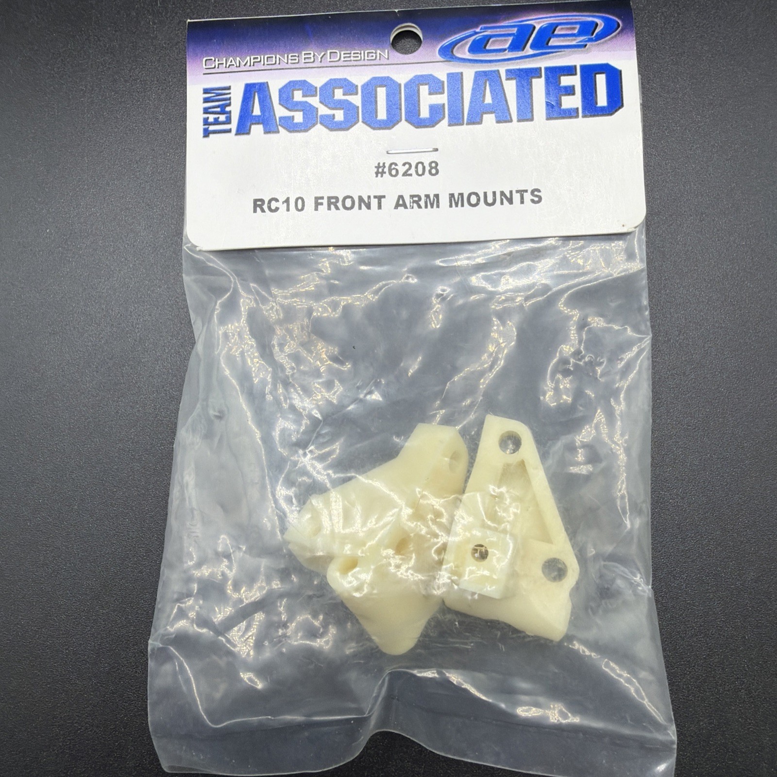 Team Associated 6208 RC10 Classic Front Suspension White Arm Mounts Set Vintage