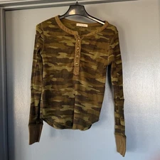 We the Free Women's Pullover Henley Waffle Camo Top Long Sleeve sz M  Snaps 