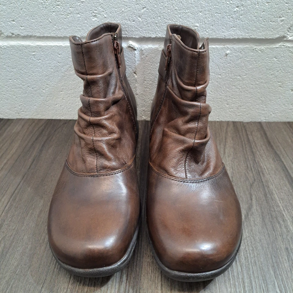 Botas Clark's Slouch couro marrom zíper lateral com fivela ajustável femininas tamanho 9M - Imagem 2 de 4