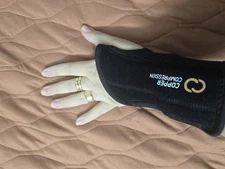 Copper Compression Wrist Brace - Right Hand Adjustable Support Size S/M: 5.5 in