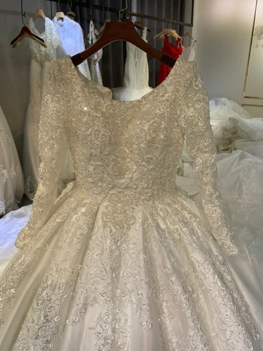 Elegant White Wedding Dress, Bespoke Beauty! (Includes Veil, Pettiskirt, Corset) - Picture 6 of 8