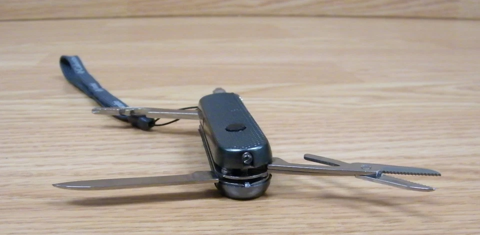 Genuine Columbia 10-Function Tool / Pocket Knife With Red Light **NEW-READ**  - Image 4 of 4