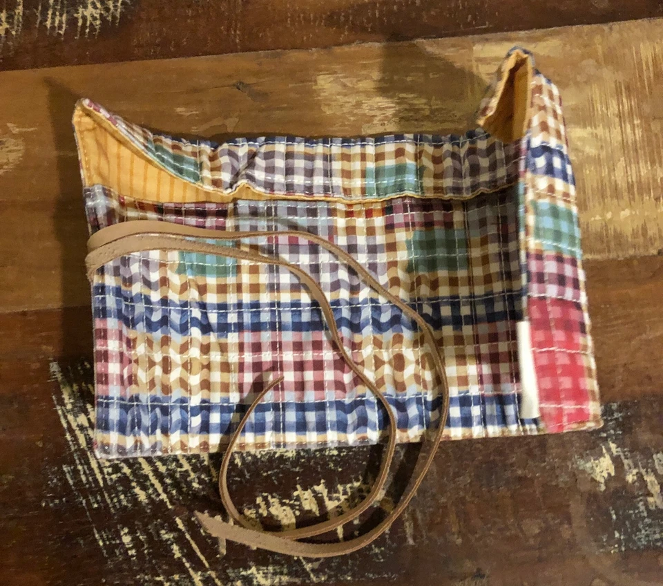 Cepillo organizador de rollos de tela Anthropologie para corbatas de cuero Foto 3 de 4