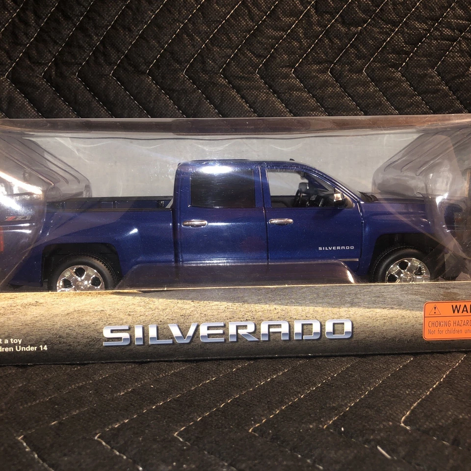 NORSCOT 1/24 BLUE 2014-15 CHEVY SILVERADO Z71 TRUCK NEW IN BOX - Image 3 of 4