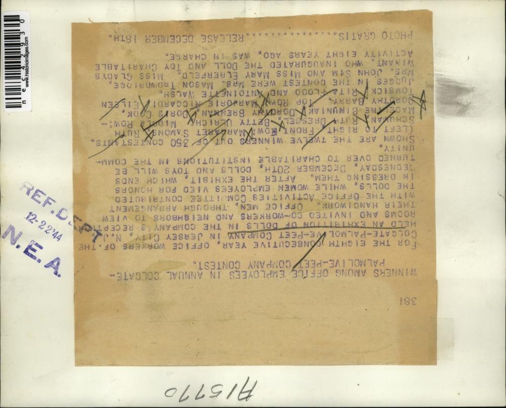 1944 Press Photo office workers of Colgate-Palmolive-Peet Co. exhibit dolls