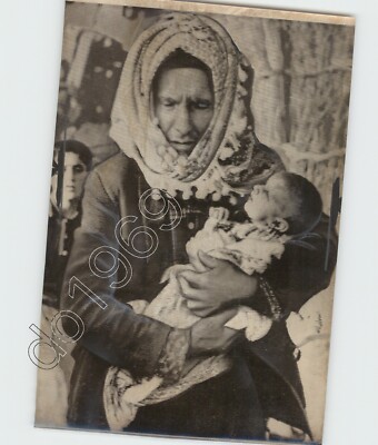 EMOTIONAL Father Hold DEAD BABY Child EARTHQUAKE Easter Turkey 1971 Press Photo