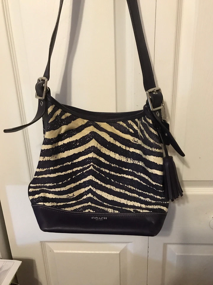 Bolso tipo cubo Hobo grande con estampado de cebra púrpura COACH LEGACY usado