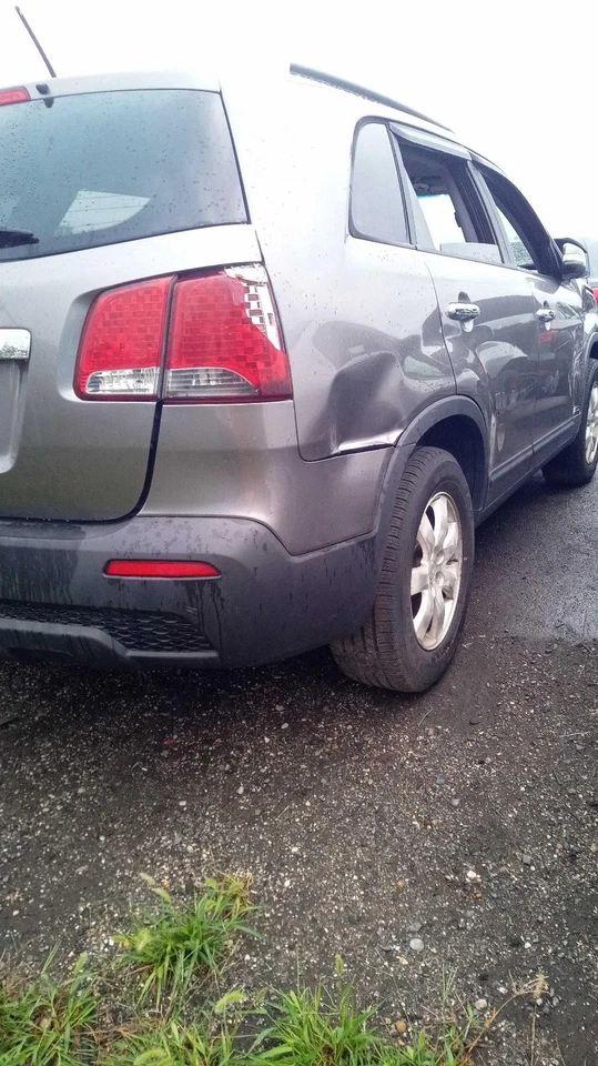 Used Deck Lid fits: 2011 Kia Sorento w/spoiler w/LED lamps Grade A — 第 4/4 张图片