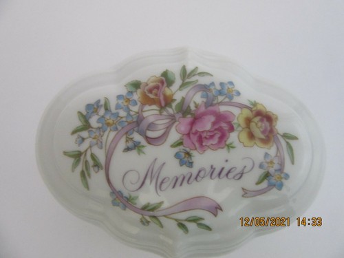 Avon Vintage 1983 "Memories" Porcelain Music Box New In Box Beautiful! - Picture 2 of 12
