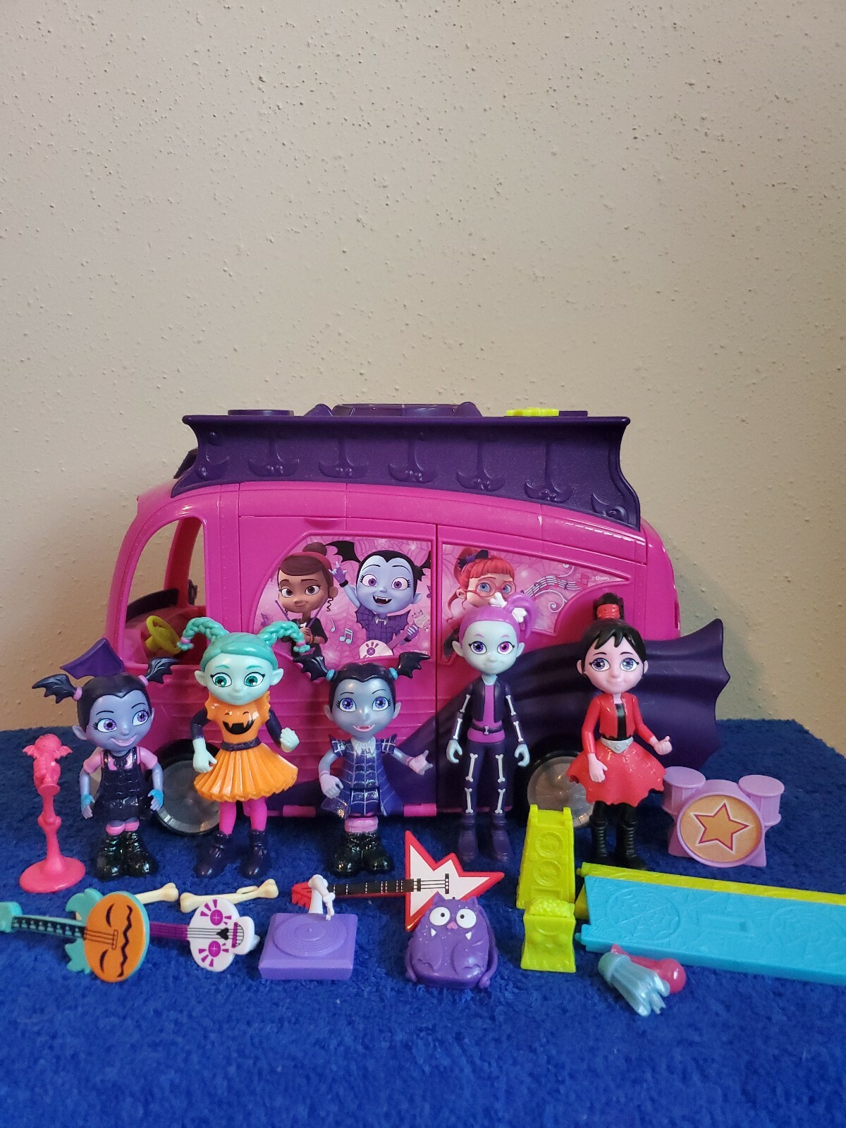 vampirina touring van