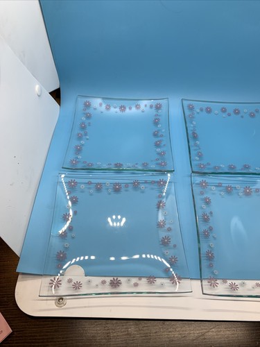 Pampered Chef Daisy Dessert Plates Set of 4 Glass 2818 Pink White Retired NIB - Picture 10 of 17