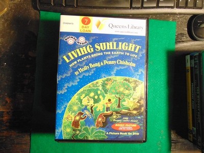 Living Sunlight: How Plants Bring the Earth to Life - Pic Book on DVD EX LIBRARY