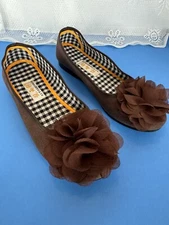 XIUXIAN WOMEN'S BEAUTIFUL SLIP ONS / SIZE 250 OR SIZE 9 M / SUPER CLEAN AND NEW