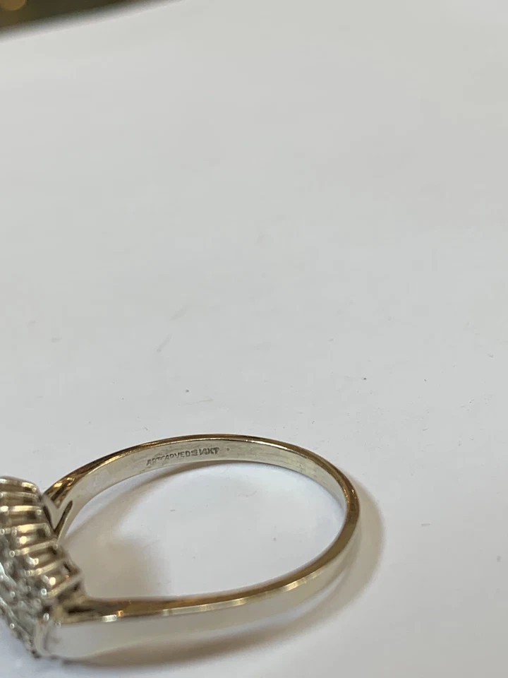 Anillo de compromiso solitario redondo de oro blanco de 14 k tallado en arte con acento de 0,54 quilates 11 Foto 4 de 4