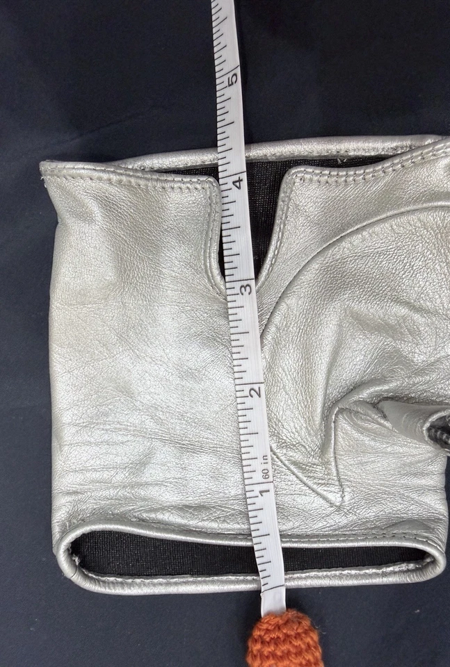 Guantes Chanel plateados metálicos sin dedos en estado ligeramente usado.  Hogar SF/PF Foto 2 de 4