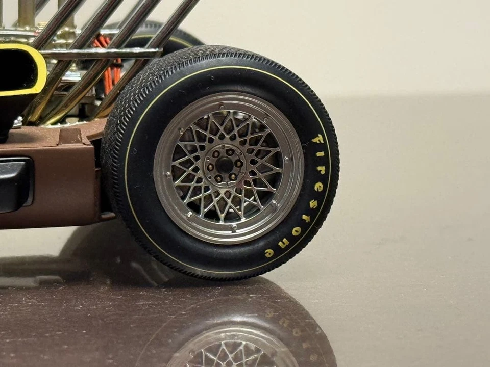 AUTOart Chaparral 2 1/18 White 66 Model Car Detailed Engine Wheels Display - Image 4 of 4