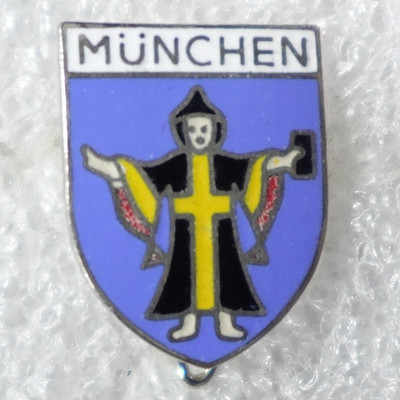Munich Germany Pin MÜNCHEN Coat of Arms Kindl Figure Black Robe Yellow Cross Bad