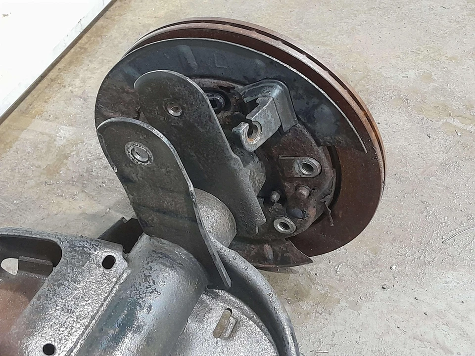 06 - 09 Chevy Trailblazer 4.2L Rear Axle Assembly 3.73 Ratio OEM 15939019 - Image 3 of 4