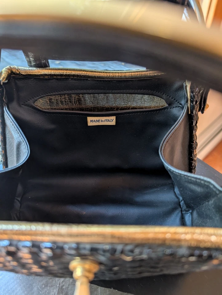 Cartera canasta de mimbre negra vintage años 60 tejido de vinilo hebilla de latón mango de cuero Foto 4 de 4