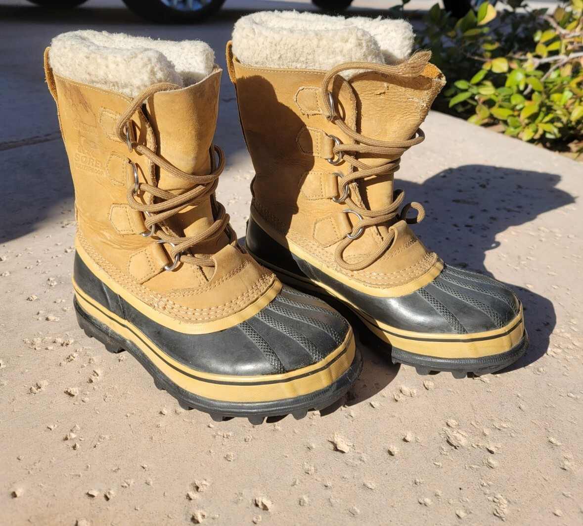 Vintage Sorel Caribou Insulated Winter Boots - Tan & Black with Cream Fur size:6 SOREL Caribou Tan Leather Black Rubber Insulated Winter Snow  main image 4